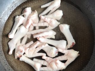 2、酱香鸡爪,每个鸡爪一分为二,剁去鸡爪指尖,锅中水烧开把鸡爪放进去煮3-5分钟