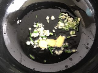 5、酱香鸡爪,锅烧热放油葱姜蒜爆香