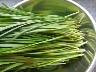 1、韭菜鸡蛋馅饺子,韭菜摘好洗干净控一下水分。