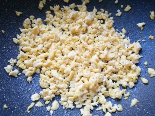 2、韭菜鸡蛋馅饺子, 鸡蛋打散，加一点点水搅拌均匀，炒锅烧热倒入适量的食用油，下入蛋液用筷子快速划炒定型，晾凉备用。