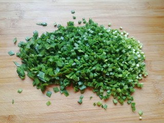 3、韭菜鸡蛋馅饺子, 韭菜切碎。