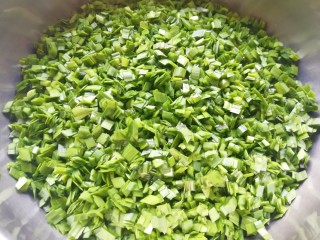 4、韭菜鸡蛋馅饺子, 切好的韭菜放入盆里，加入香油搅拌均匀。