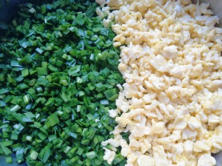 5、韭菜鸡蛋馅饺子,加入炒好的鸡蛋。