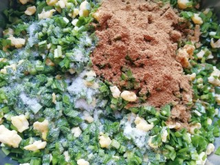 7、韭菜鸡蛋馅饺子,放盐和十三香。