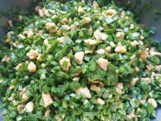 8、韭菜鸡蛋馅饺子, 搅拌均匀，韭菜鸡蛋馅就做好了。