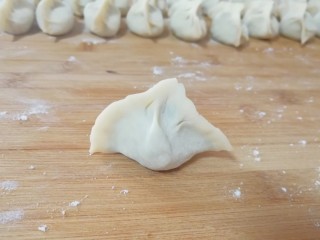 9、韭菜鸡蛋馅饺子,准备好饺子皮，放上韭菜鸡蛋馅，包成自己喜欢的样子。