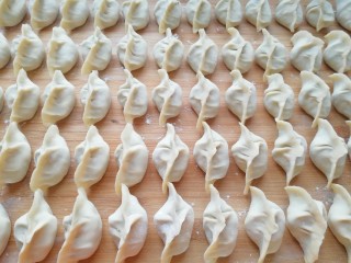 10、韭菜鸡蛋馅饺子, 全部包完。