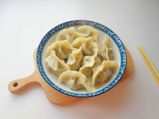 12、韭菜鸡蛋馅饺子,装盘。