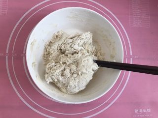 2、发面葱油饼,自发面粉加白糖混合，加温水搅拌至无干粉的絮状。