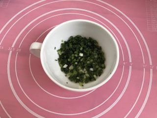4、发面葱油饼,小香葱切碎备用。