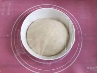 5、发面葱油饼,大概四十分钟左右，面团发酵至两倍大。