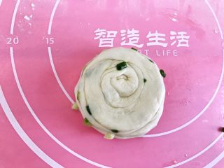 11、发面葱油饼,用一头压住另一头，压扁。