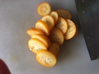 2、止咳化痰的金桔酱,切片，金桔核不必去掉，切碎的要扔掉，不然影响口感，会有点涩麻