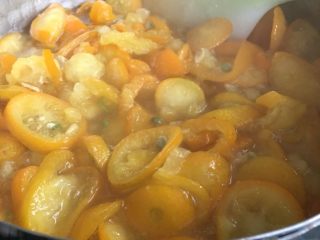 5、止咳化痰的金桔酱,过程中要不断的翻拌，金桔糖分大，很粘稠，容易糊底