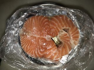 1、三文鱼炒饭,三文鱼买回来先用些盐在肉两面洒些盐抹匀。三文鱼65元一斤，我买了36元。