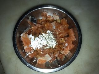 3、三文鱼炒饭,切成丁状，加入料酒、3g酱油、黑胡椒碎、淀粉拌匀