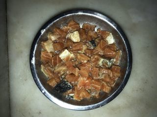 4、三文鱼炒饭,拌匀后腌制30分钟