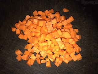 5、三文鱼炒饭,胡萝卜切丁