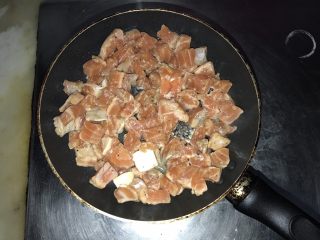 7、三文鱼炒饭,三文鱼下不粘锅煎