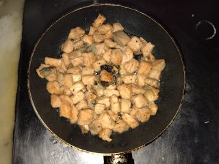 8、三文鱼炒饭,煎至两面金黄色即可。