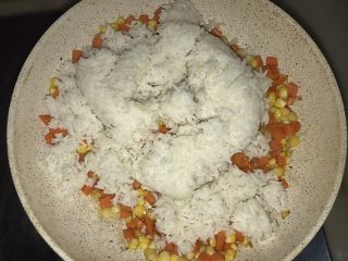 10、三文鱼炒饭,倒入剩米饭，把它弄散，翻炒均匀