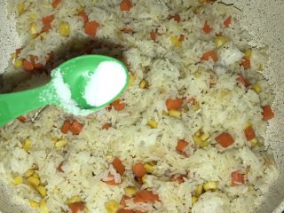 11、三文鱼炒饭,加入盐炒匀