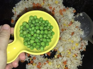 12、三文鱼炒饭,加入青豆翻炒