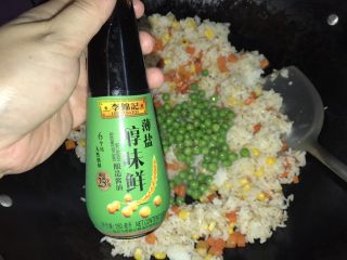 13、三文鱼炒饭,加入李锦记薄盐酱油，炒至饭粒均匀裹上酱油
