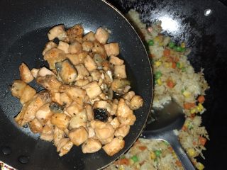 14、三文鱼炒饭,倒入三文鱼丁翻炒均匀熄火