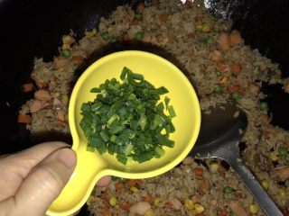 15、三文鱼炒饭,加入葱花翻炒