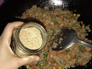 16、三文鱼炒饭,加入炒好的白芝麻翻炒均匀即可。