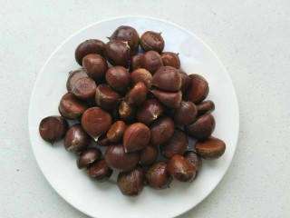 3、糖烤板栗,洗干净的板栗捞出来放盘子里备用