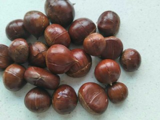 5、糖烤板栗,接着每一个板栗都依次用剪刀划上口子。