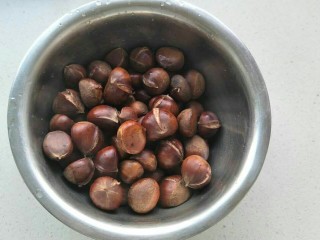 7、糖烤板栗,煮好的板栗捞入盆中。