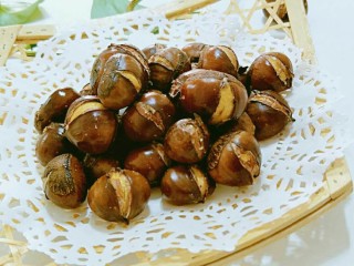 12、糖烤板栗,熟了就可以装盘上桌啦。