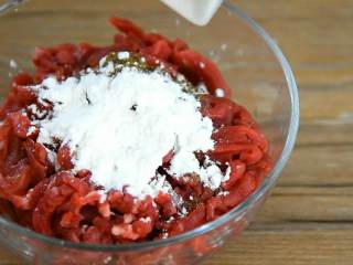 1、芹菜牛肉,胡椒粉、淀粉撒入牛肉里抓匀。