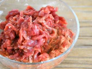 2、芹菜牛肉,倒入蛋清再次抓匀，腌制20分钟。