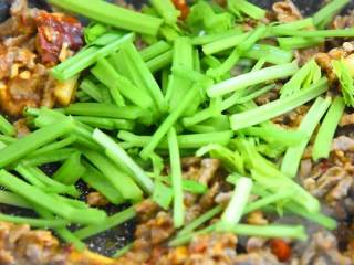 5、芹菜牛肉,放入香芹炒至断生