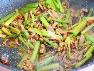 6、芹菜牛肉,再倒入1勺生抽、1勺糖和香油炒匀，即可出锅。