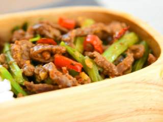 7、芹菜牛肉,一份很好吃又下饭的便当搞定啦！