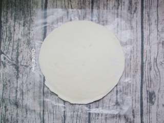 1、家庭版的法风烧饼,准备一张手抓饼坯,也可以用飞饼皮