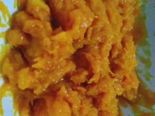 2、奶油南瓜浓汤,蒸熟的南瓜趁热取出来，放入容器里，用叉子轻压就变成南瓜蓉泥；