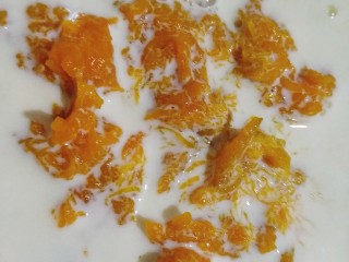 3、奶油南瓜浓汤,加入适量淡奶油，量根据自己喜欢浓稠度增减；