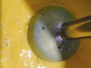 5、奶油南瓜浓汤,太浓稠的话需要多搅打一下，比较稀的话几下就搞定；