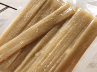 1、酸辣宽粉,宽粉一般很多人不太知道，市场里也不多见，我一般买红薯粉比较多做酸辣粉。这个宽粉我也只有在超市里看到才买，这个宽粉相比红薯粉土豆粉更加有韧劲，吃起来口感更弹。