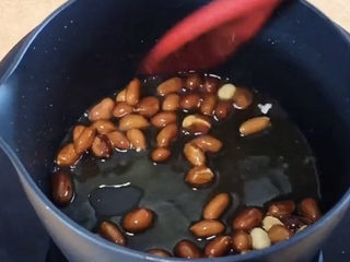 2、酸辣宽粉,忘了买花生米，没事，作为一个美食博主，炸花生米不是小事情嘛！多放点油，加入花生米，小火慢慢炸，千万别心急大火，烧黑了会被妈妈骂喔！