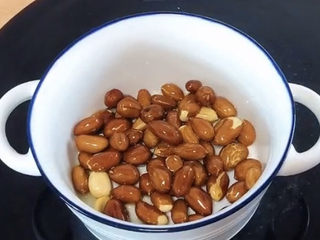 3、酸辣宽粉,大概小火也就炸个十分钟左右吧，起锅，这时候千万别试，刚出锅的花生米都是不脆的，得放凉了才会变脆哈。别傻傻的又扔回锅里，发现反反复复炸，怎么都不脆。哈哈哈，别问我怎么知道的……