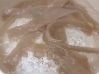 4、酸辣宽粉,进入正题，先把宽粉下锅煮上，因为宽粉比较难熟，要煮的时间比较久。