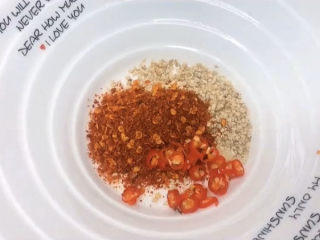 5、酸辣宽粉,煮粉的时间里我们就可以来做一下酸辣汤底了，首先来记好了，碗里先放蒜末、白芝麻、辣椒面和小米辣。对了，记得要用抗热的碗，因为一会要呛热油，不耐热的碗怕炸开。