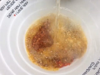 6、酸辣宽粉,呛热油应该会吧？就是把油倒进干净无水的锅里，加热至开始冒烟的状态，立马倒进碗里，热油会把材料的香味彻底激发出来。这个过程小朋友请叫来妈妈操作，千万小心别被油溅到。